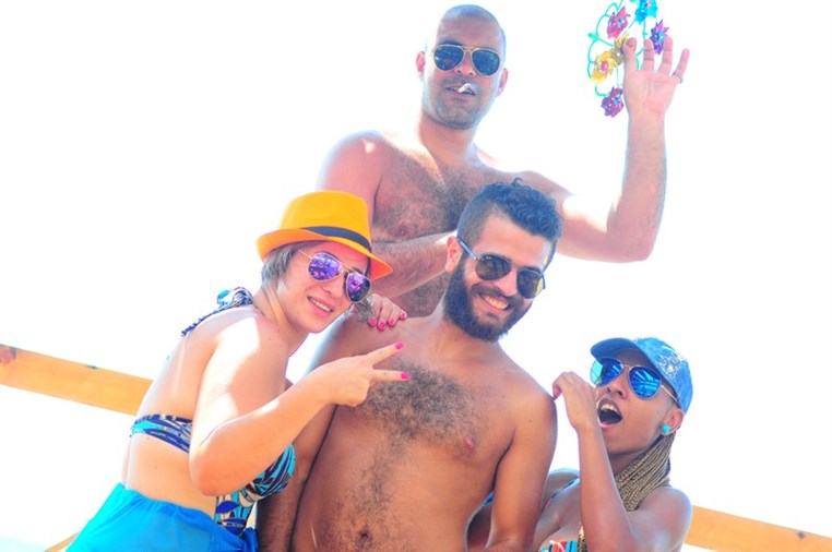Cyan Sunday Club Lets Carnival